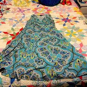 Perfect dress; won’t wrinkle, hangs beautifully on! Aqua, yellow & pops of sage